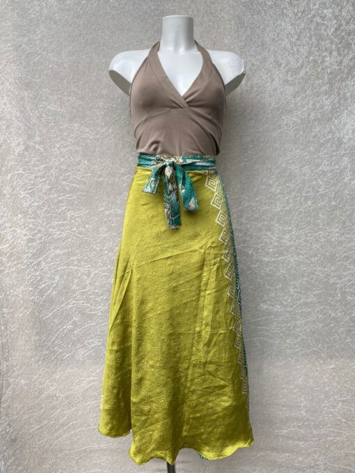 Wikkelrok uit India, gemaakt van vintage sari stof. Elke rok is dus uniek en het fijne is dat ze passen van maat XS tot en met XXL. De rok is aan twee kanten draagbaar, dus je hebt 2 rokken ineen!