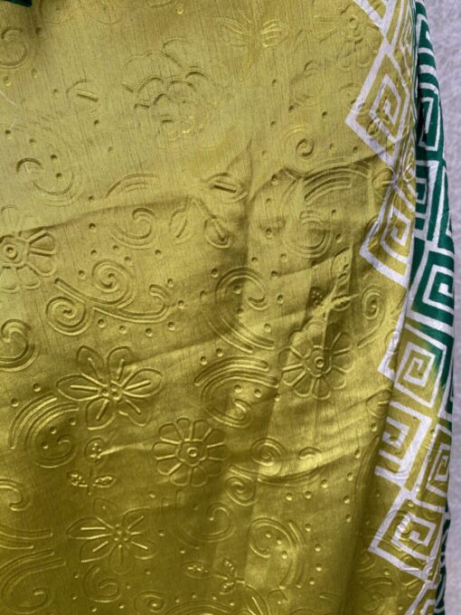 Wikkelrok uit India, gemaakt van vintage sari stof. Elke rok is dus uniek en het fijne is dat ze passen van maat XS tot en met XXL. De rok is aan twee kanten draagbaar, dus je hebt 2 rokken ineen!