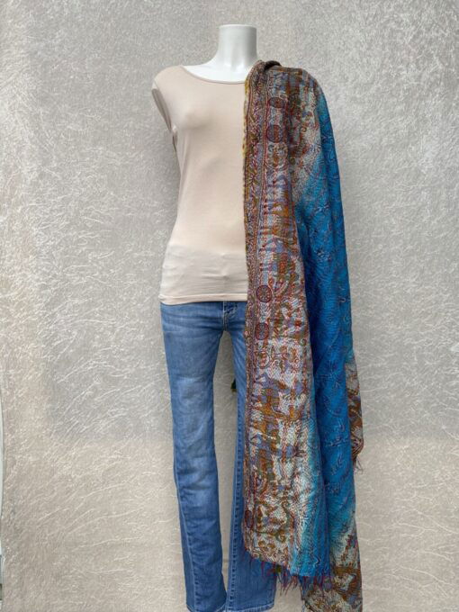 Kantha sjaal uit india.Met de hand doorgeregen, duizenden steekjes tesamen, vormt de basis van deze sjaals die van twee vintage sari's zijn gemaakt. Elke kantha sjaal is dus uniek!