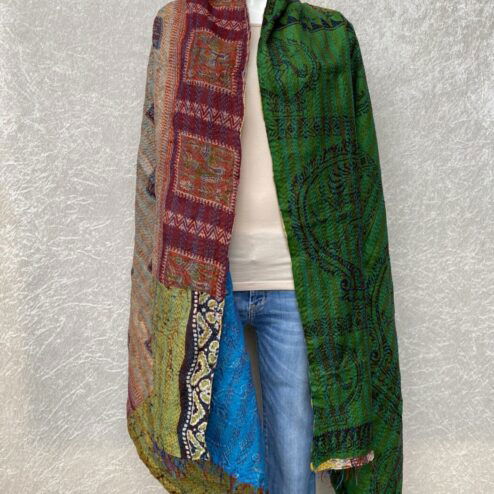 Kantha sjaal uit india.Met de hand doorgeregen, duizenden steekjes tesamen, vormt de basis van deze sjaals die van twee vintage sari's zijn gemaakt. Elke kantha sjaal is dus uniek!