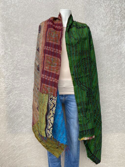 Kantha sjaal uit india.Met de hand doorgeregen, duizenden steekjes tesamen, vormt de basis van deze sjaals die van twee vintage sari's zijn gemaakt. Elke kantha sjaal is dus uniek!