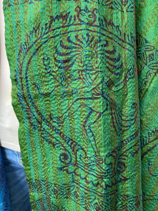 Kantha sjaal uit india.Met de hand doorgeregen, duizenden steekjes tesamen, vormt de basis van deze sjaals die van twee vintage sari's zijn gemaakt. Elke kantha sjaal is dus uniek!