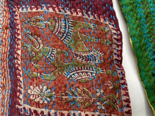 Kantha sjaal uit india.Met de hand doorgeregen, duizenden steekjes tesamen, vormt de basis van deze sjaals die van twee vintage sari's zijn gemaakt. Elke kantha sjaal is dus uniek!