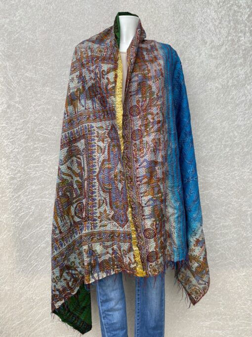 Kantha sjaal uit india.Met de hand doorgeregen, duizenden steekjes tesamen, vormt de basis van deze sjaals die van twee vintage sari's zijn gemaakt. Elke kantha sjaal is dus uniek!