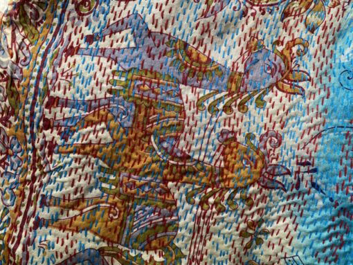 Kantha sjaal uit india.Met de hand doorgeregen, duizenden steekjes tesamen, vormt de basis van deze sjaals die van twee vintage sari's zijn gemaakt. Elke kantha sjaal is dus uniek!