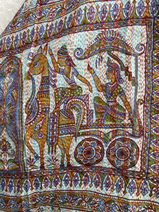 Kantha sjaal uit india.Met de hand doorgeregen, duizenden steekjes tesamen, vormt de basis van deze sjaals die van twee vintage sari's zijn gemaakt. Elke kantha sjaal is dus uniek!