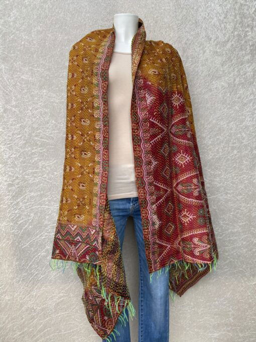 Kantha sjaal uit india.Met de hand doorgeregen, duizenden steekjes tesamen, vormt de basis van deze sjaals die van twee vintage sari's zijn gemaakt. Elke kantha sjaal is dus uniek!