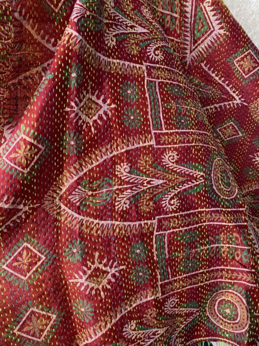 Kantha sjaal uit india.Met de hand doorgeregen, duizenden steekjes tesamen, vormt de basis van deze sjaals die van twee vintage sari's zijn gemaakt. Elke kantha sjaal is dus uniek!