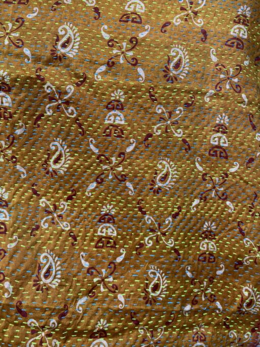 Kantha sjaal uit india.Met de hand doorgeregen, duizenden steekjes tesamen, vormt de basis van deze sjaals die van twee vintage sari's zijn gemaakt. Elke kantha sjaal is dus uniek!