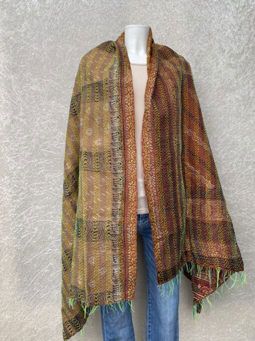Kantha sjaal uit india.Met de hand doorgeregen, duizenden steekjes tesamen, vormt de basis van deze sjaals die van twee vintage sari's zijn gemaakt. Elke kantha sjaal is dus uniek!