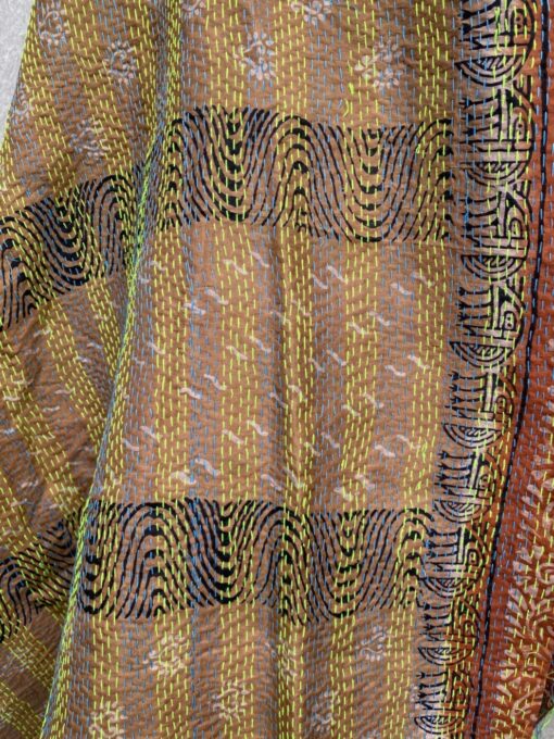 Kantha sjaal uit india.Met de hand doorgeregen, duizenden steekjes tesamen, vormt de basis van deze sjaals die van twee vintage sari's zijn gemaakt. Elke kantha sjaal is dus uniek!