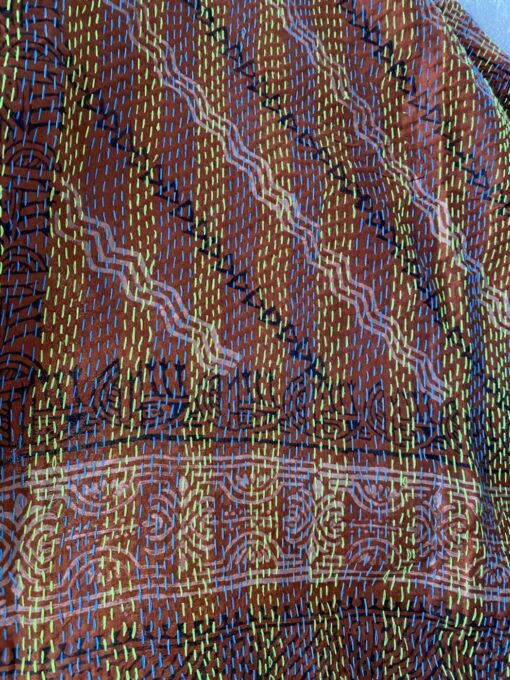 Kantha sjaal uit india.Met de hand doorgeregen, duizenden steekjes tesamen, vormt de basis van deze sjaals die van twee vintage sari's zijn gemaakt. Elke kantha sjaal is dus uniek!