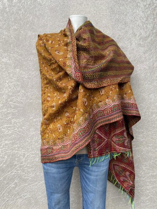 Kantha sjaal uit india.Met de hand doorgeregen, duizenden steekjes tesamen, vormt de basis van deze sjaals die van twee vintage sari's zijn gemaakt. Elke kantha sjaal is dus uniek!