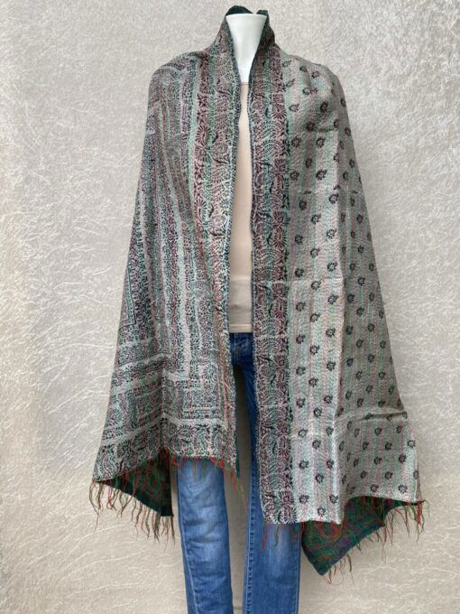 Kantha sjaal uit india.Met de hand doorgeregen, duizenden steekjes tesamen, vormt de basis van deze sjaals die van twee vintage sari's zijn gemaakt. Elke kantha sjaal is dus uniek!