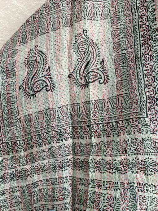 Kantha sjaal uit india.Met de hand doorgeregen, duizenden steekjes tesamen, vormt de basis van deze sjaals die van twee vintage sari's zijn gemaakt. Elke kantha sjaal is dus uniek!
