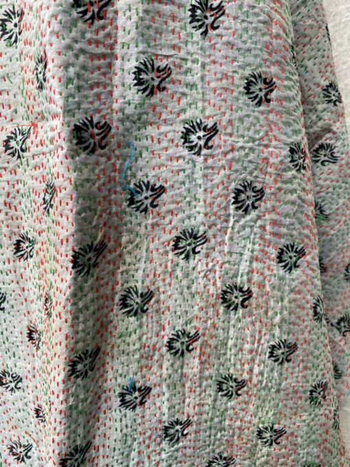 Kantha sjaal uit india.Met de hand doorgeregen, duizenden steekjes tesamen, vormt de basis van deze sjaals die van twee vintage sari's zijn gemaakt. Elke kantha sjaal is dus uniek!