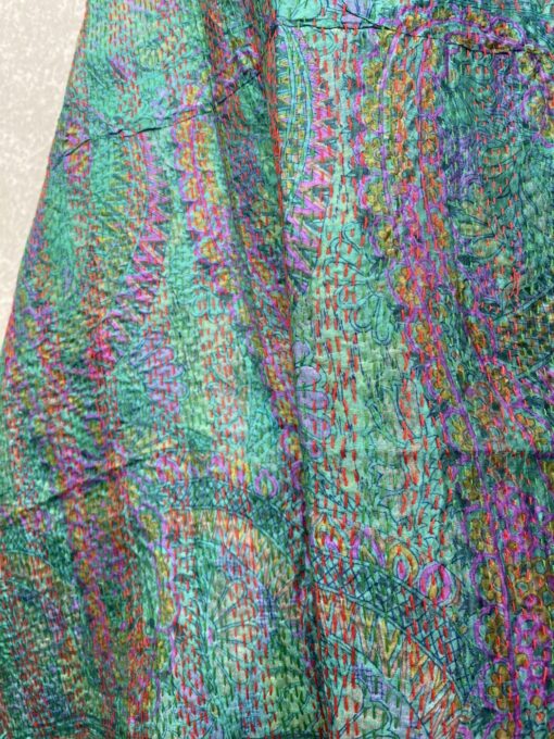 Kantha sjaal uit india.Met de hand doorgeregen, duizenden steekjes tesamen, vormt de basis van deze sjaals die van twee vintage sari's zijn gemaakt. Elke kantha sjaal is dus uniek!