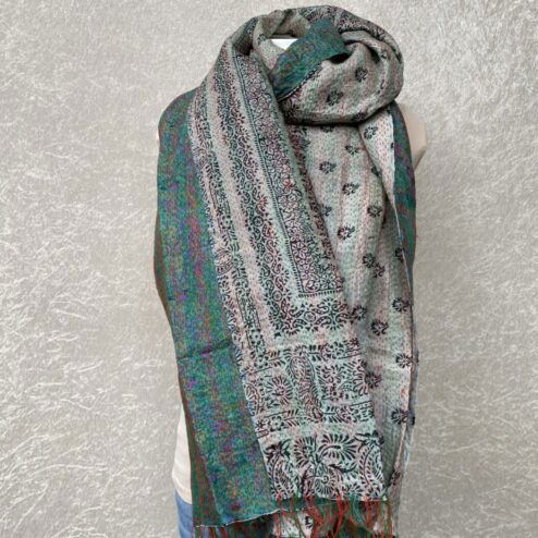 Kantha sjaal uit india.Met de hand doorgeregen, duizenden steekjes tesamen, vormt de basis van deze sjaals die van twee vintage sari's zijn gemaakt. Elke kantha sjaal is dus uniek!