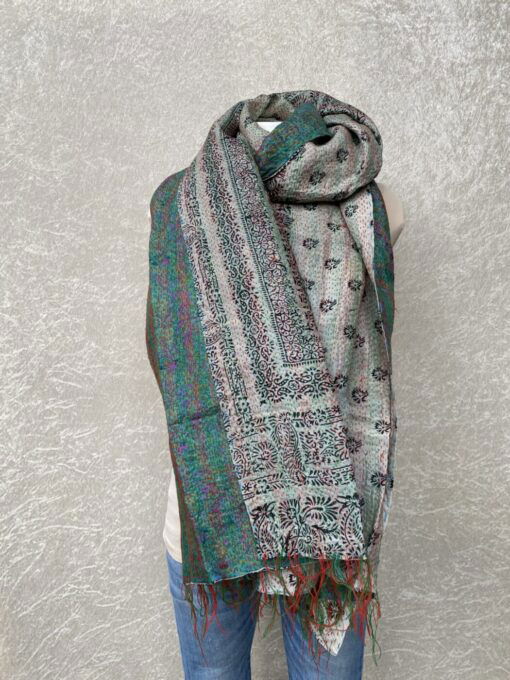 Kantha sjaal uit india.Met de hand doorgeregen, duizenden steekjes tesamen, vormt de basis van deze sjaals die van twee vintage sari's zijn gemaakt. Elke kantha sjaal is dus uniek!