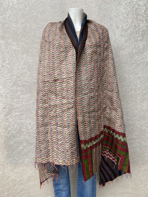 Kantha sjaal uit india.Met de hand doorgeregen, duizenden steekjes tesamen, vormt de basis van deze sjaals die van twee vintage sari's zijn gemaakt. Elke kantha sjaal is dus uniek!
