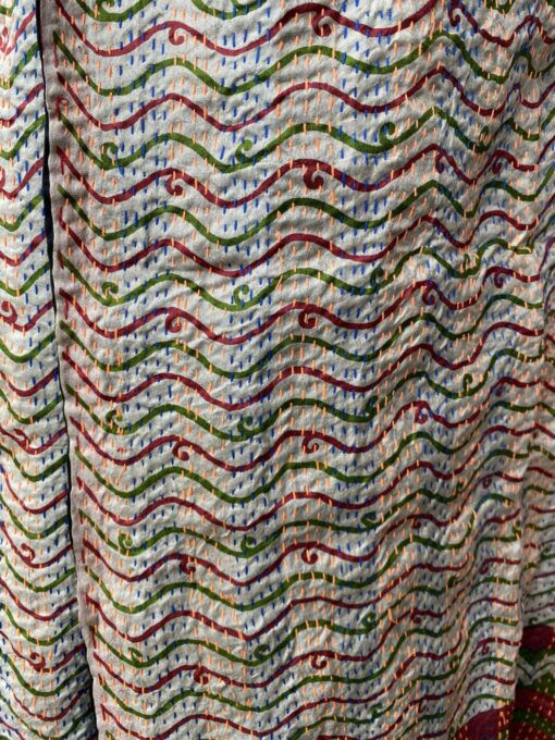 Kantha sjaal uit india.Met de hand doorgeregen, duizenden steekjes tesamen, vormt de basis van deze sjaals die van twee vintage sari's zijn gemaakt. Elke kantha sjaal is dus uniek!