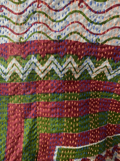 Kantha sjaal uit india.Met de hand doorgeregen, duizenden steekjes tesamen, vormt de basis van deze sjaals die van twee vintage sari's zijn gemaakt. Elke kantha sjaal is dus uniek!