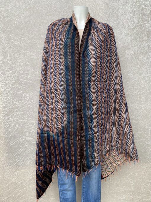 Kantha sjaal uit india.Met de hand doorgeregen, duizenden steekjes tesamen, vormt de basis van deze sjaals die van twee vintage sari's zijn gemaakt. Elke kantha sjaal is dus uniek!