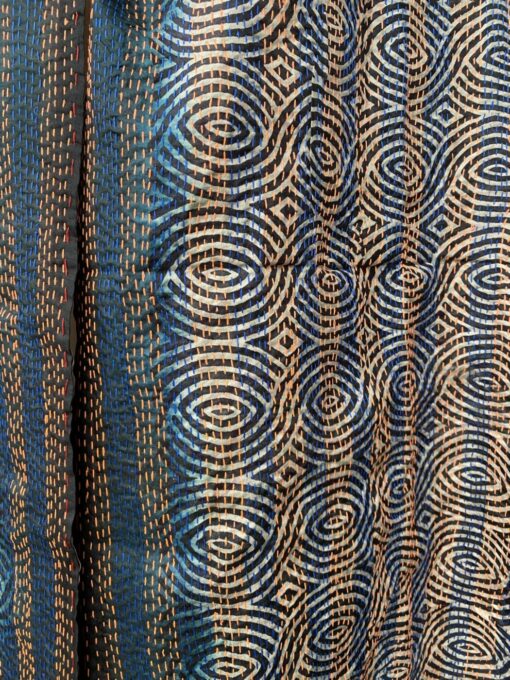 Kantha sjaal uit india.Met de hand doorgeregen, duizenden steekjes tesamen, vormt de basis van deze sjaals die van twee vintage sari's zijn gemaakt. Elke kantha sjaal is dus uniek!