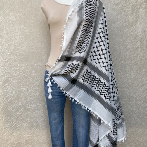 Palestinasjaal, arafatsjaal, kuffiyeh, kufiyeh, palestijnse sjaal, palestina sjaal, deze sjaal heeft vele namen. Bij ons steun je een goed doel door hem te kopen. Wij doneren 50% van onze winst aan de stichting Plant een Olijfboom. Help je mee de mensen in Gaza en in heel Palestina te helpen?