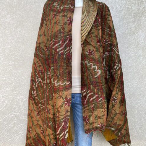 Kantha sjaal uit india.Met de hand doorgeregen, duizenden steekjes tesamen, vormt de basis van deze sjaals die van twee vintage sari's zijn gemaakt. Elke kantha sjaal is dus uniek!