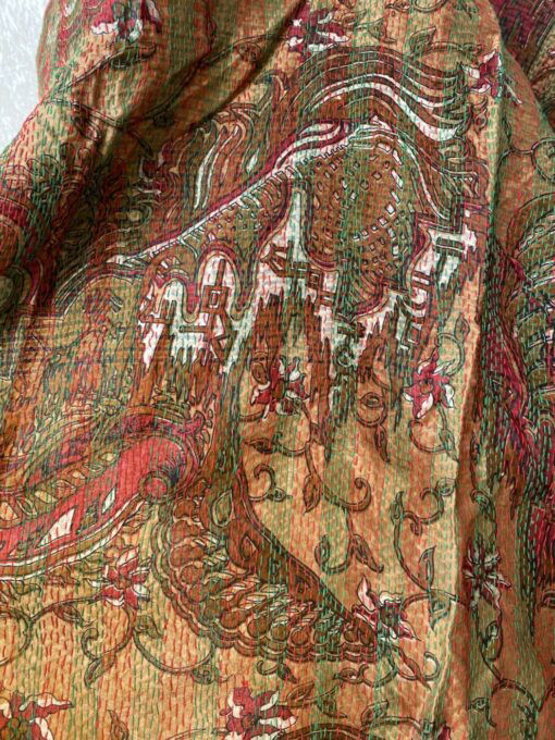 Kantha sjaal uit india.Met de hand doorgeregen, duizenden steekjes tesamen, vormt de basis van deze sjaals die van twee vintage sari's zijn gemaakt. Elke kantha sjaal is dus uniek!