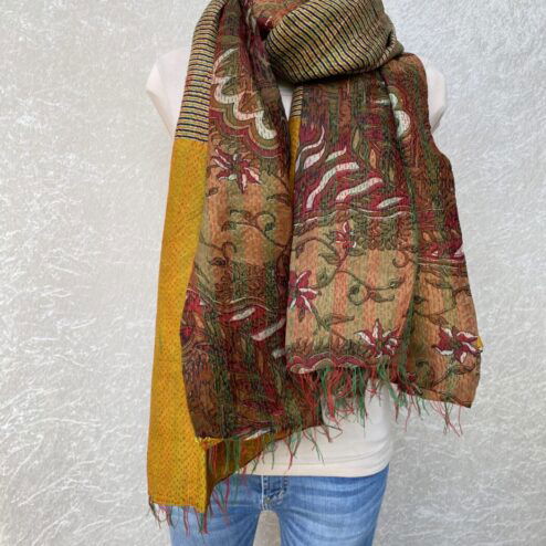 Kantha sjaal uit india.Met de hand doorgeregen, duizenden steekjes tesamen, vormt de basis van deze sjaals die van twee vintage sari's zijn gemaakt. Elke kantha sjaal is dus uniek!