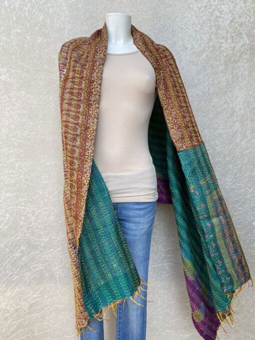 Kantha sjaal uit india.Met de hand doorgeregen, duizenden steekjes tesamen, vormt de basis van deze sjaals die van twee vintage sari's zijn gemaakt. Elke kantha sjaal is dus uniek!