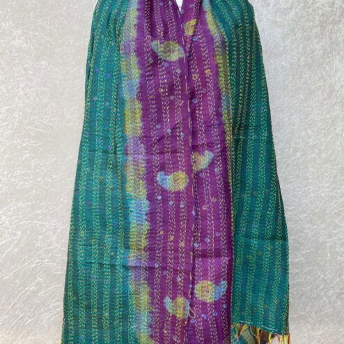 Kantha sjaal uit india.Met de hand doorgeregen, duizenden steekjes tesamen, vormt de basis van deze sjaals die van twee vintage sari's zijn gemaakt. Elke kantha sjaal is dus uniek!