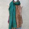 Kantha sjaal uit india.Met de hand doorgeregen, duizenden steekjes tesamen, vormt de basis van deze sjaals die van twee vintage sari's zijn gemaakt. Elke kantha sjaal is dus uniek!