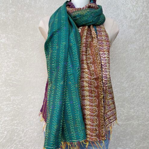 Kantha sjaal uit india.Met de hand doorgeregen, duizenden steekjes tesamen, vormt de basis van deze sjaals die van twee vintage sari's zijn gemaakt. Elke kantha sjaal is dus uniek!