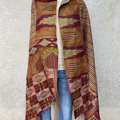 Kantha sjaal uit india.Met de hand doorgeregen, duizenden steekjes tesamen, vormt de basis van deze sjaals die van twee vintage sari's zijn gemaakt. Elke kantha sjaal is dus uniek!