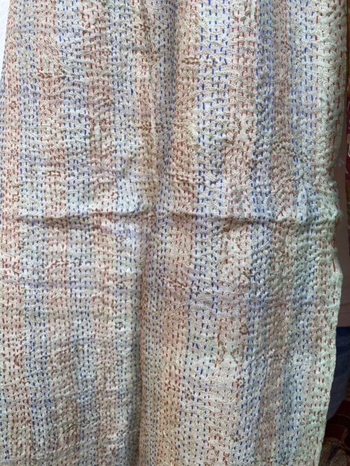 Kantha sjaal uit india.Met de hand doorgeregen, duizenden steekjes tesamen, vormt de basis van deze sjaals die van twee vintage sari's zijn gemaakt. Elke kantha sjaal is dus uniek!