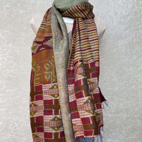Kantha sjaal uit india.Met de hand doorgeregen, duizenden steekjes tesamen, vormt de basis van deze sjaals die van twee vintage sari's zijn gemaakt. Elke kantha sjaal is dus uniek!
