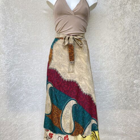 Vintage sari wikkelrok uit India, die aan twee kanten te dragen is. Dubbelzijdig dus! Gemaakt van tweedehands sari's dus elke rok is uniek. Past met maten XS-XXL. Upcycled en recycled fashion uit India.