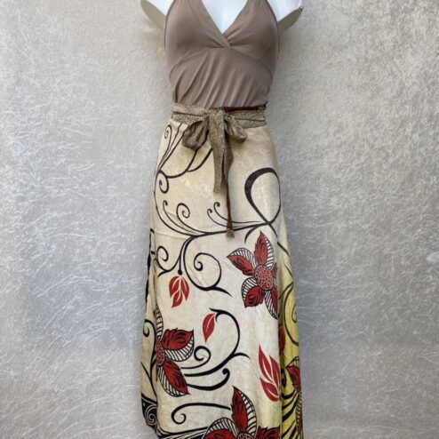 Vintage sari wikkelrok uit India, die aan twee kanten te dragen is. Dubbelzijdig dus! Gemaakt van tweedehands sari's dus elke rok is uniek. Past met maten XS-XXL. Upcycled en recycled fashion uit India.