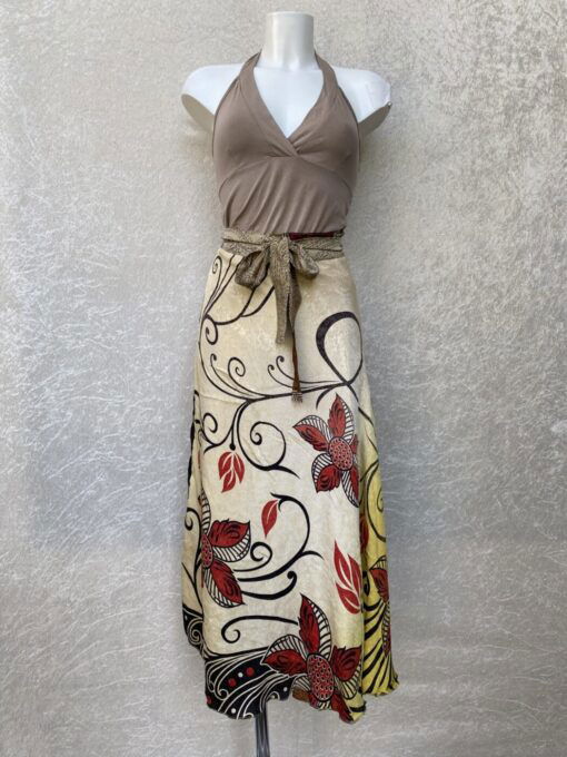 Vintage sari wikkelrok uit India, die aan twee kanten te dragen is. Dubbelzijdig dus! Gemaakt van tweedehands sari's dus elke rok is uniek. Past met maten XS-XXL. Upcycled en recycled fashion uit India.