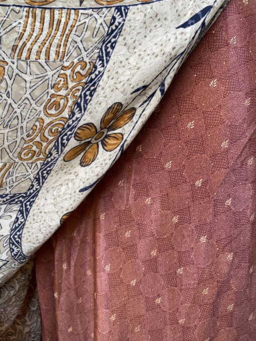 Vintage sari wikkelrok uit India, die aan twee kanten te dragen is. Dubbelzijdig dus! Gemaakt van tweedehands sari's dus elke rok is uniek. Past met maten XS-XXL. Upcycled en recycled fashion uit India.