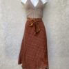 Vintage sari wikkelrok uit India, die aan twee kanten te dragen is. Dubbelzijdig dus! Gemaakt van tweedehands sari's dus elke rok is uniek. Past met maten XS-XXL. Upcycled en recycled fashion uit India.