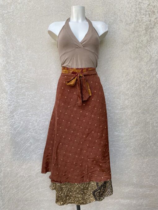 Vintage sari wikkelrok uit India, die aan twee kanten te dragen is. Dubbelzijdig dus! Gemaakt van tweedehands sari's dus elke rok is uniek. Past met maten XS-XXL. Upcycled en recycled fashion uit India.