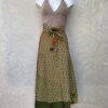 Vintage sari wikkelrok uit India, die aan twee kanten te dragen is. Dubbelzijdig dus! Gemaakt van tweedehands sari's dus elke rok is uniek. Past met maten XS-XXL. Upcycled en recycled fashion uit India.