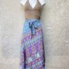 Vintage sari wikkelrok uit India, die aan twee kanten te dragen is. Dubbelzijdig dus! Gemaakt van tweedehands sari's dus elke rok is uniek. Past met maten XS-XXL. Upcycled en recycled fashion uit India.