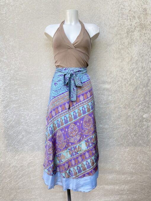 Vintage sari wikkelrok uit India, die aan twee kanten te dragen is. Dubbelzijdig dus! Gemaakt van tweedehands sari's dus elke rok is uniek. Past met maten XS-XXL. Upcycled en recycled fashion uit India.