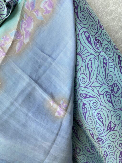 Vintage sari wikkelrok uit India, die aan twee kanten te dragen is. Dubbelzijdig dus! Gemaakt van tweedehands sari's dus elke rok is uniek. Past met maten XS-XXL. Upcycled en recycled fashion uit India.