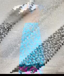 Vintage sari wikkelrok uit India, die aan twee kanten te dragen is. Dubbelzijdig dus! Gemaakt van tweedehands sari's dus elke rok is uniek. Past met maten XS-XXL. Upcycled en recycled fashion uit India.